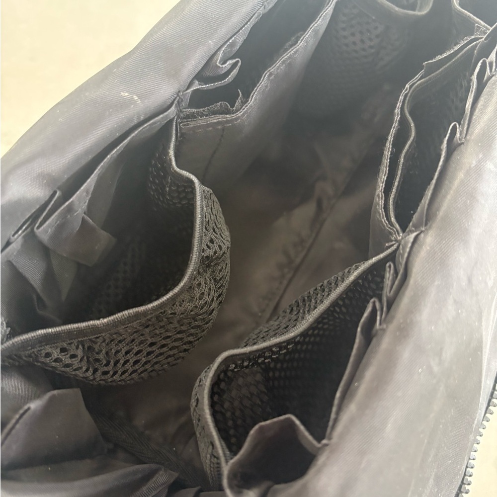 Large Parallelle Toiletry Case - Picture 4 of 6